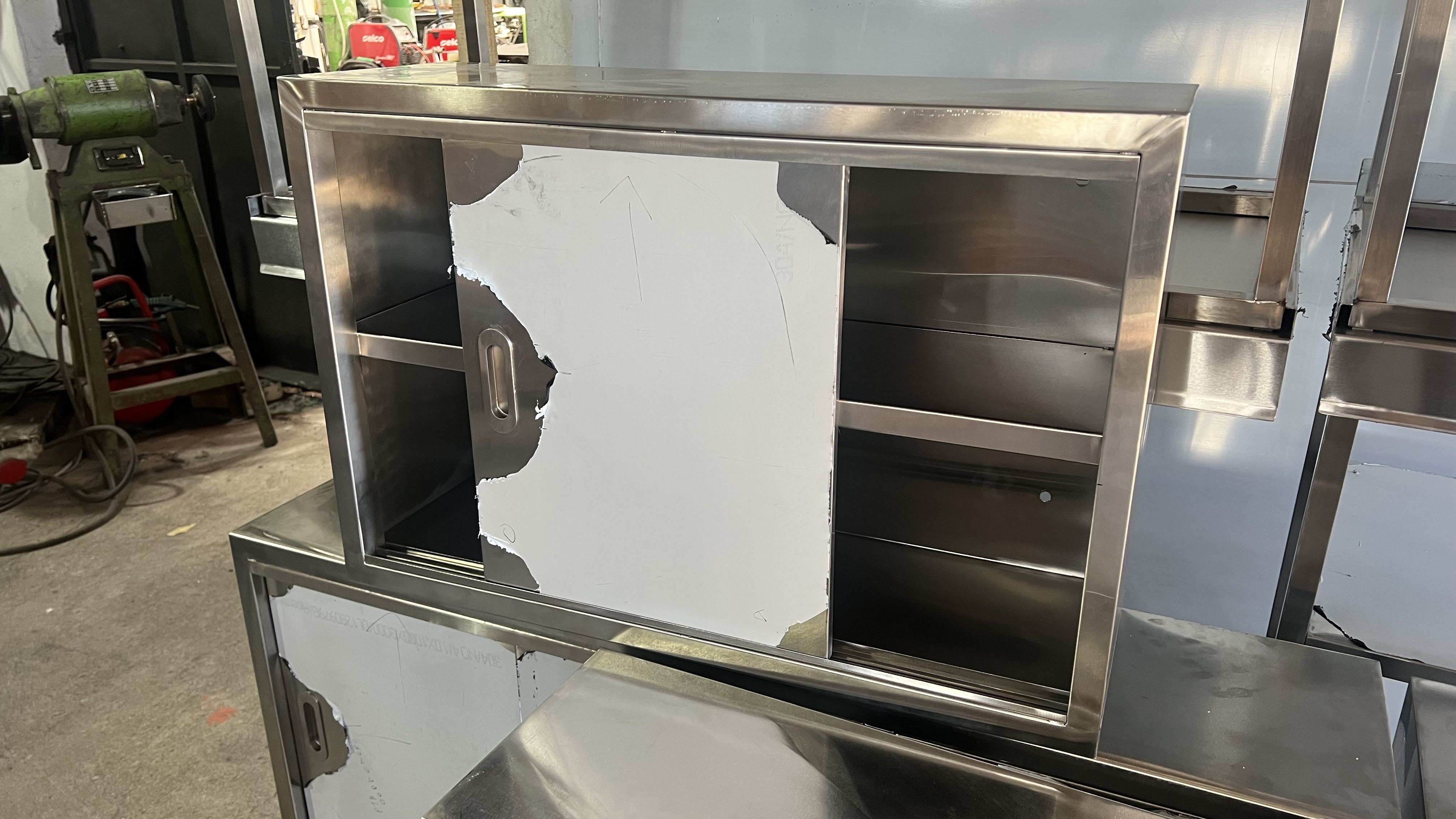 MUEBLE AÉREO PLATOS