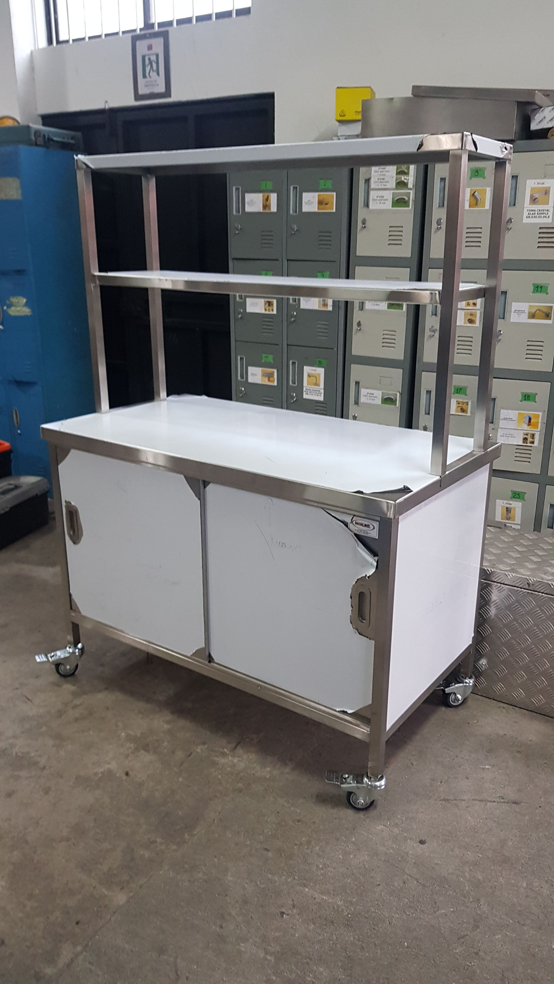 MESÓN FORRADO CON PLATEO DOBLE