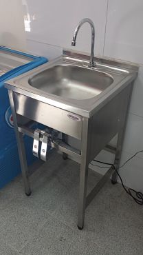 lavamanos accionados por rodilla