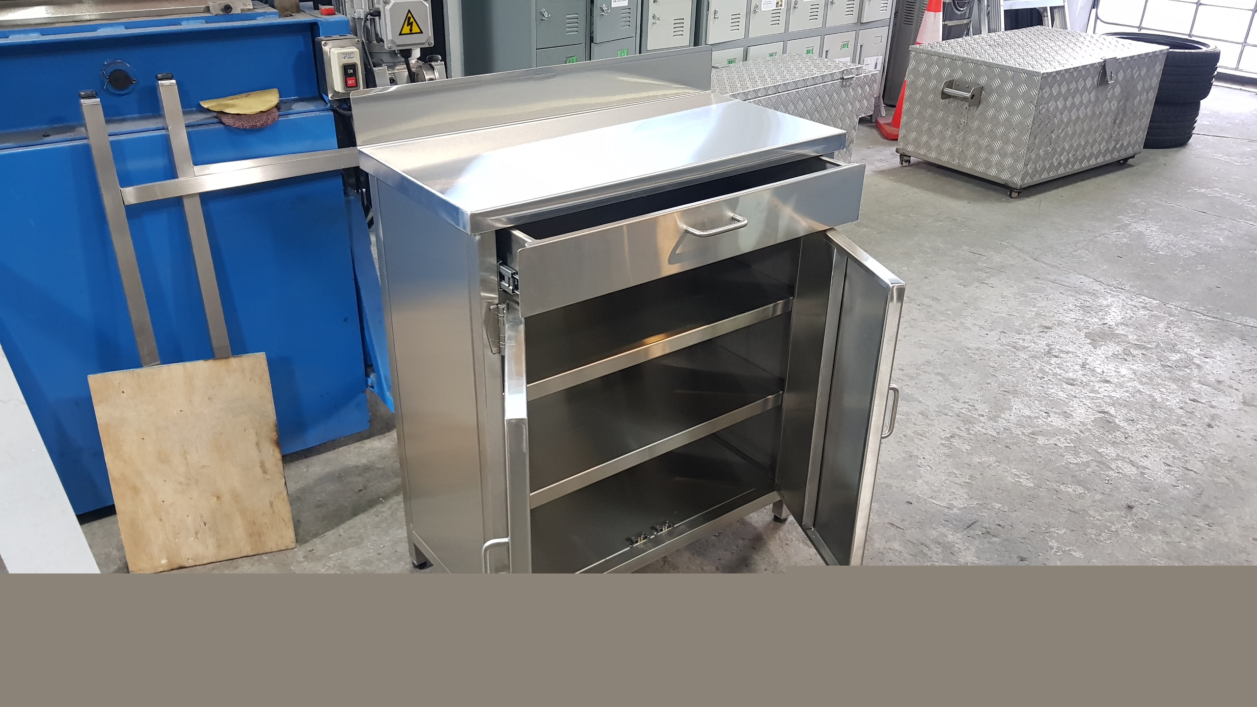 MESÓN CON REPISA Y GAVETA